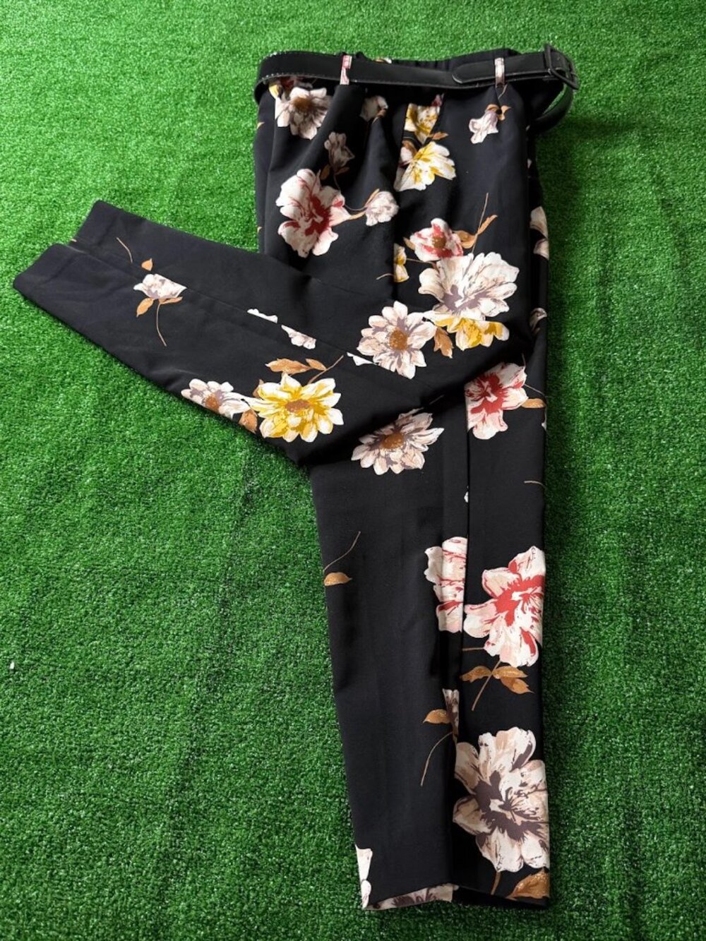 One by Chapter Women's Black Floral Crop Pants High Rise Belted Pull-On Size M